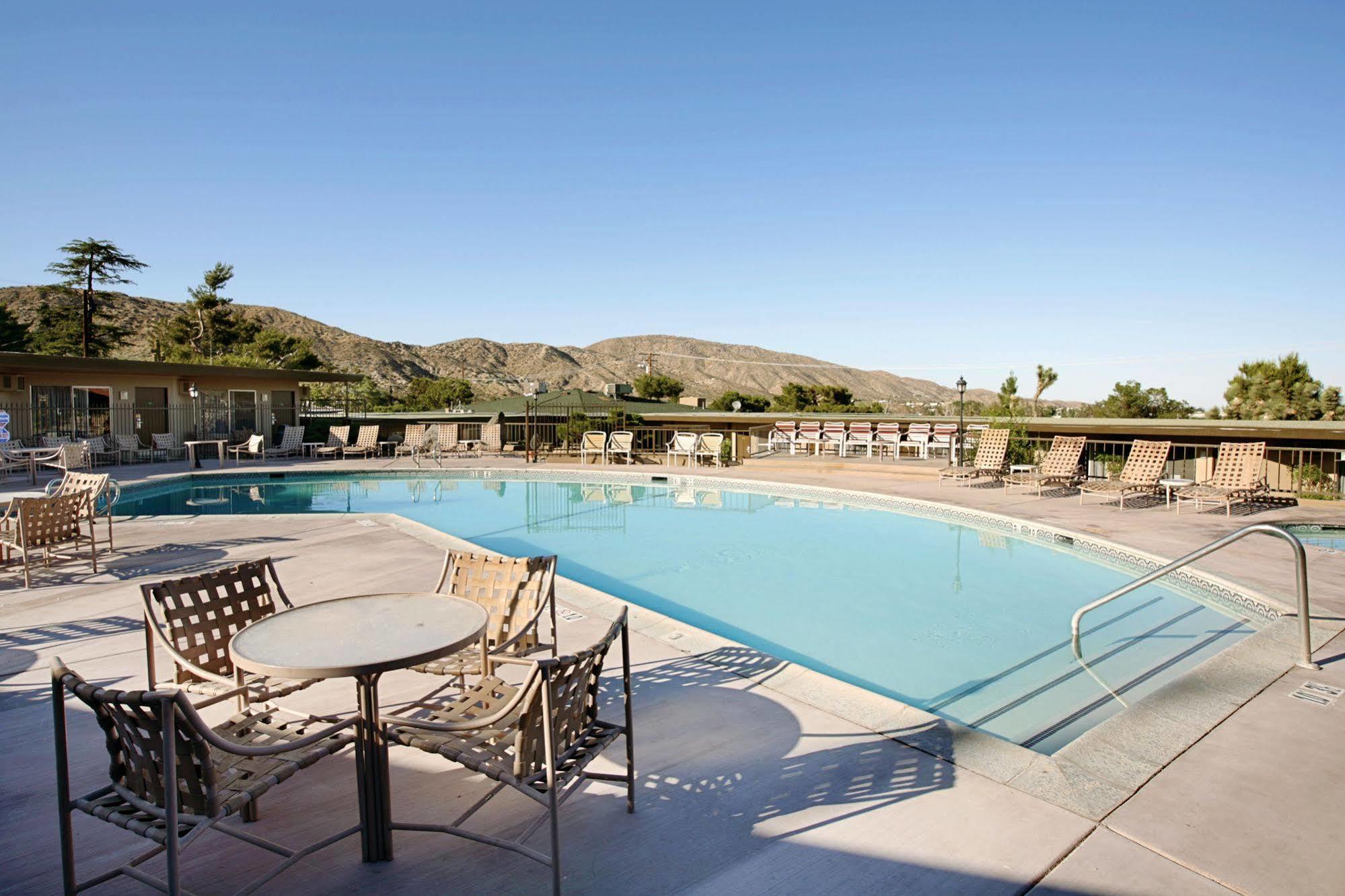 Travelodge Inn & Suites By Wyndham Yucca Valley/Joshua Tree Bagian luar foto